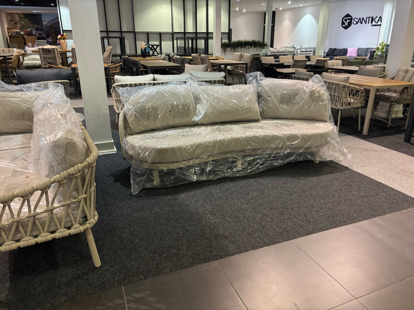 Nieuwe 2-zits bank - Santika Furniture, Tuin en Terras, Ophalen of Verzenden, Nieuw, Bank