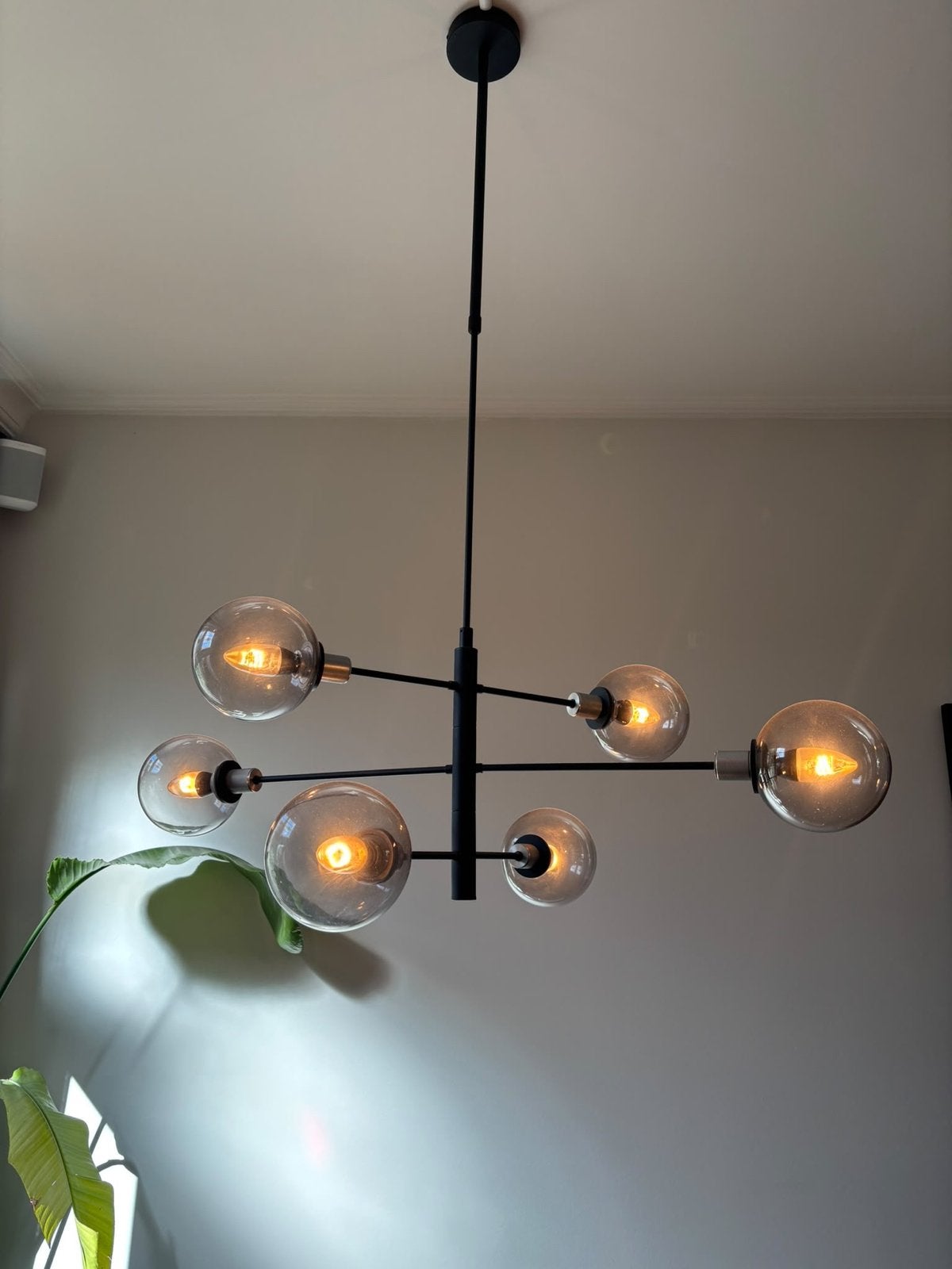 Moderne Zwarte Hanglamp met Glazen Bollen Rookglas, Ophalen, Zo goed als nieuw, Metaal, E14 (klein)