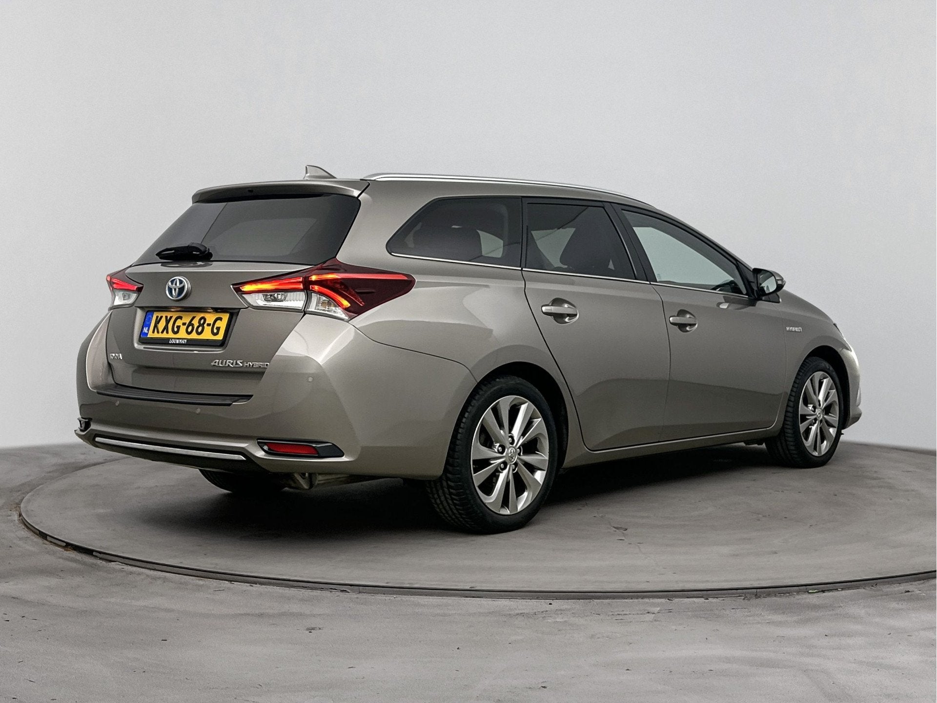 Toyota Auris Touring Sports 1.8 Hybrid Executive | Parkeerse, 12 maanden, Gebruikt, Euro 6, Grijs