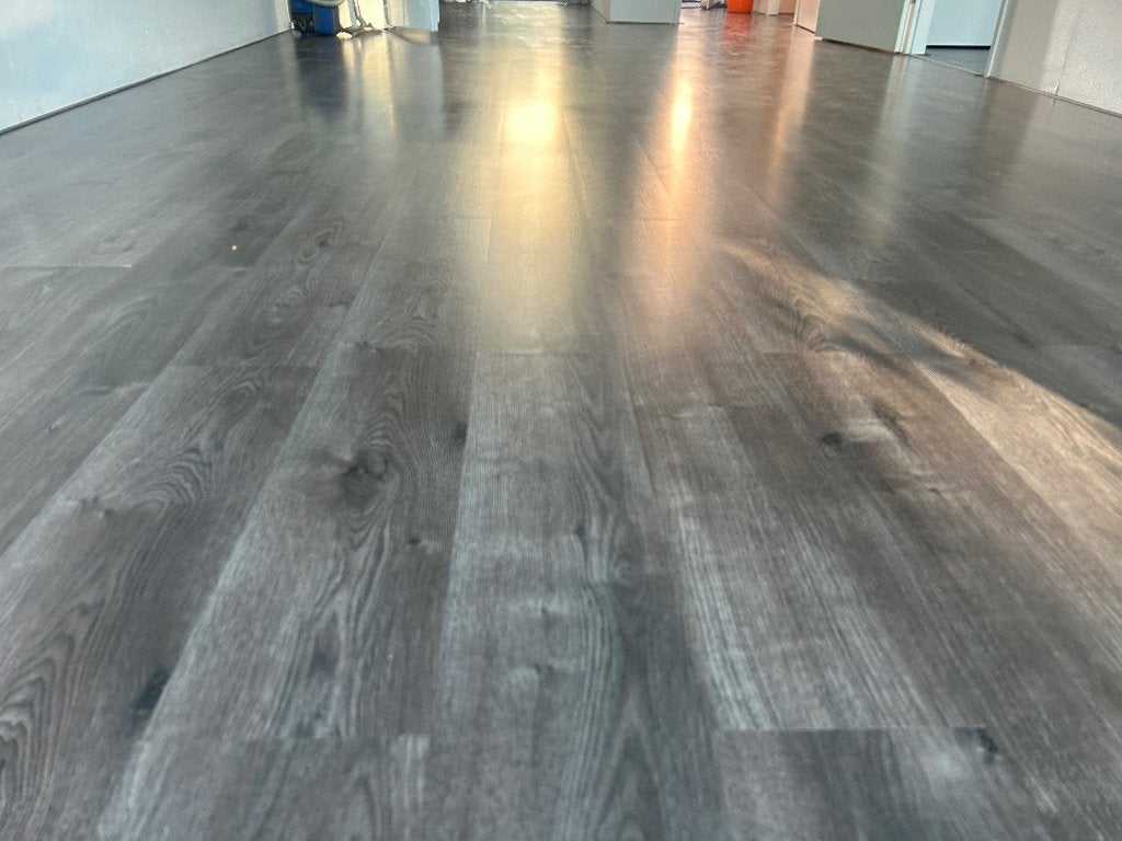 Grijze vloer 55m2, Doe-het-zelf en Verbouw, Vloerdelen en Plavuizen, Ophalen, 50 tot 150 cm, Zo goed als nieuw, 10 m² of meer