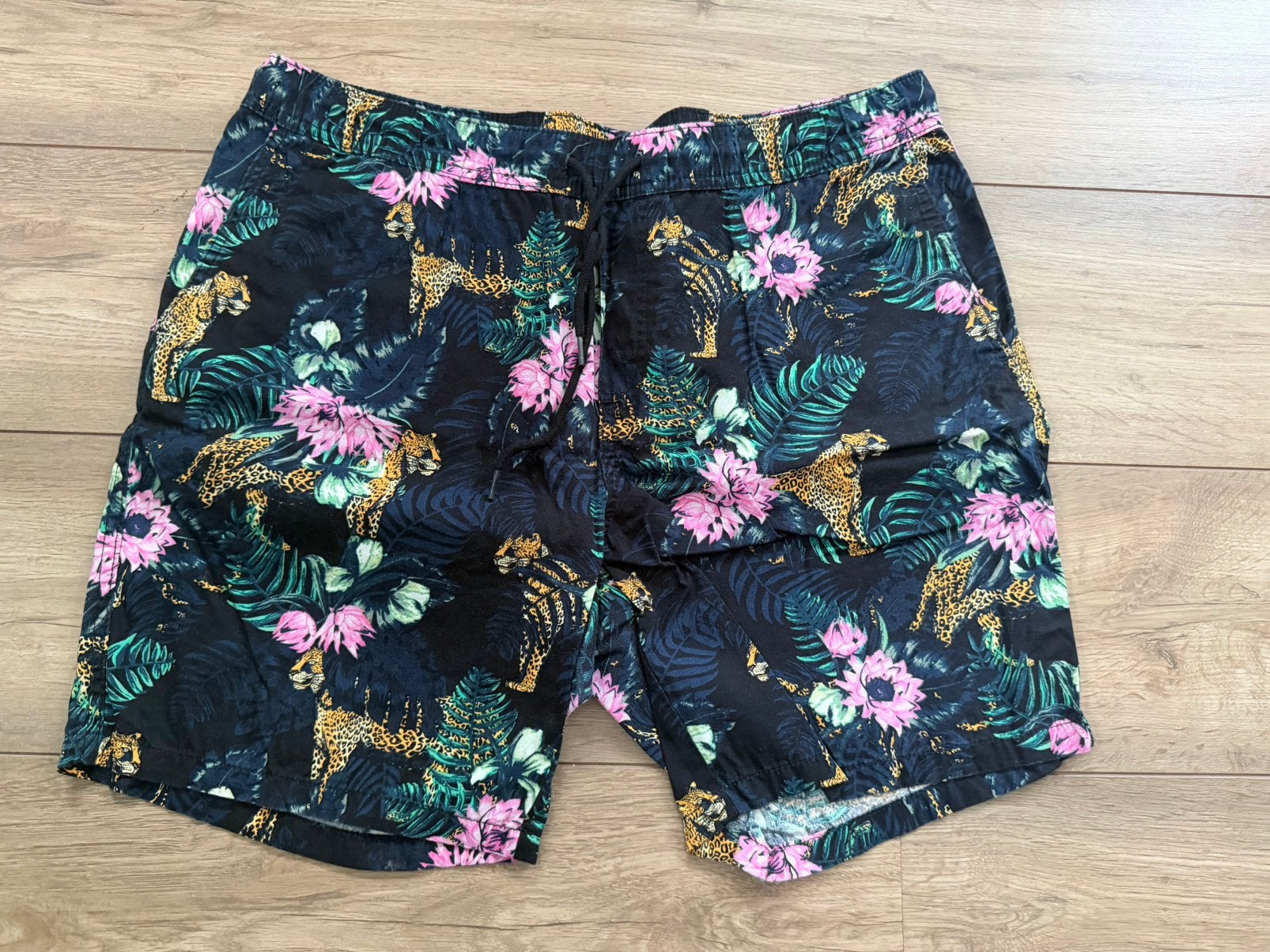 Zgan H&M korte broek zwart print bloemen panter maat L, Kleding | Heren, Ophalen of Verzenden, Zo goed als nieuw, Maat 52/54 (L)