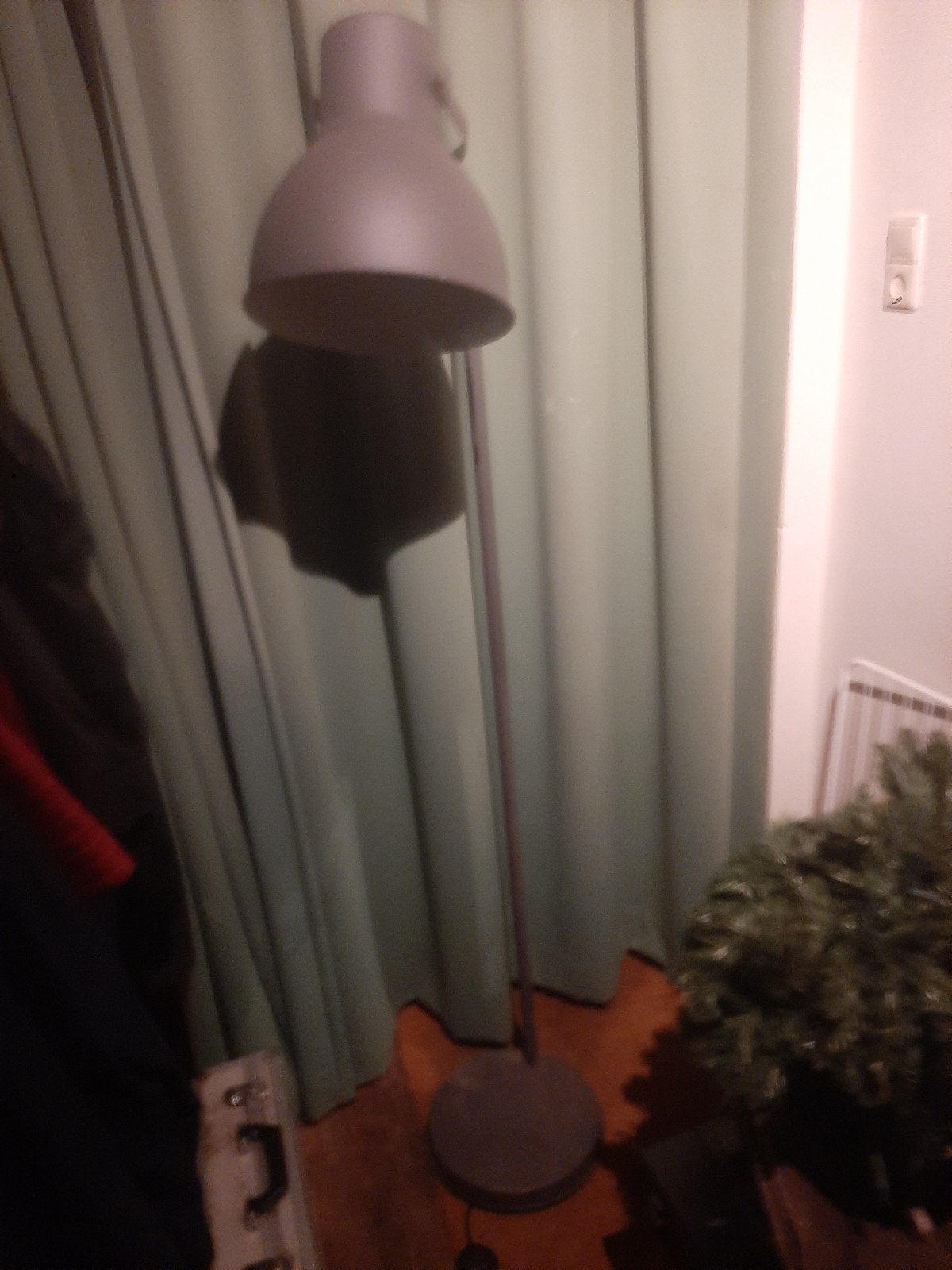 Grijze vloerlamp met grote kap, Huis en Inrichting, Lampen | Vloerlampen, Ophalen, Gebruikt, E27 (groot), Metaal