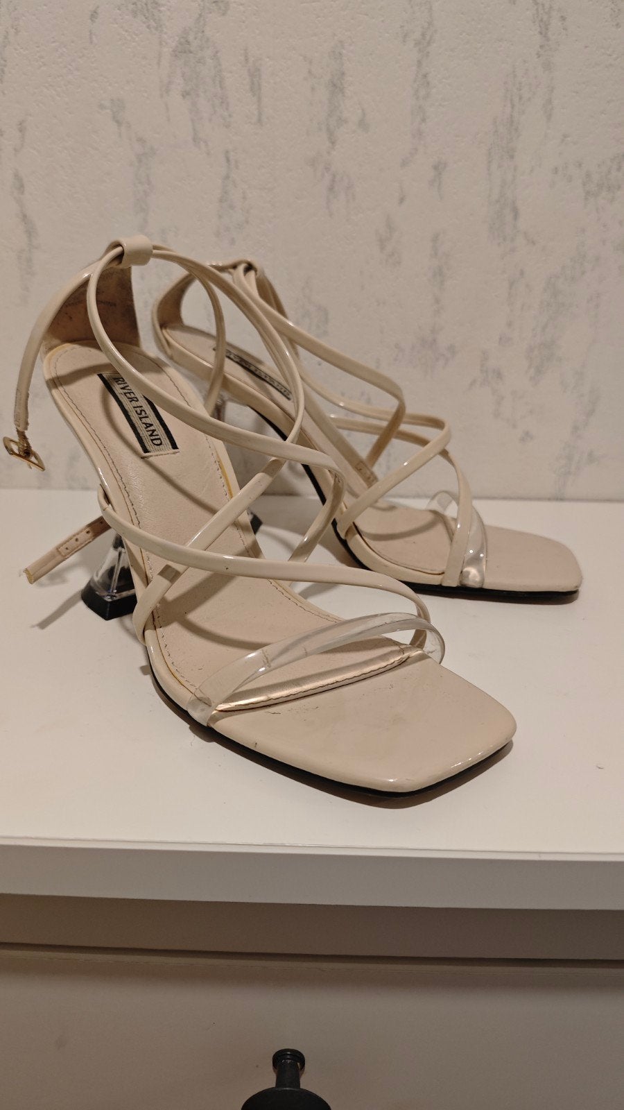 River Island Sandalen met Hoge Hakken - Beige/ gebroken wit, Ophalen of Verzenden, Zo goed als nieuw, Schoenen met hoge hakken