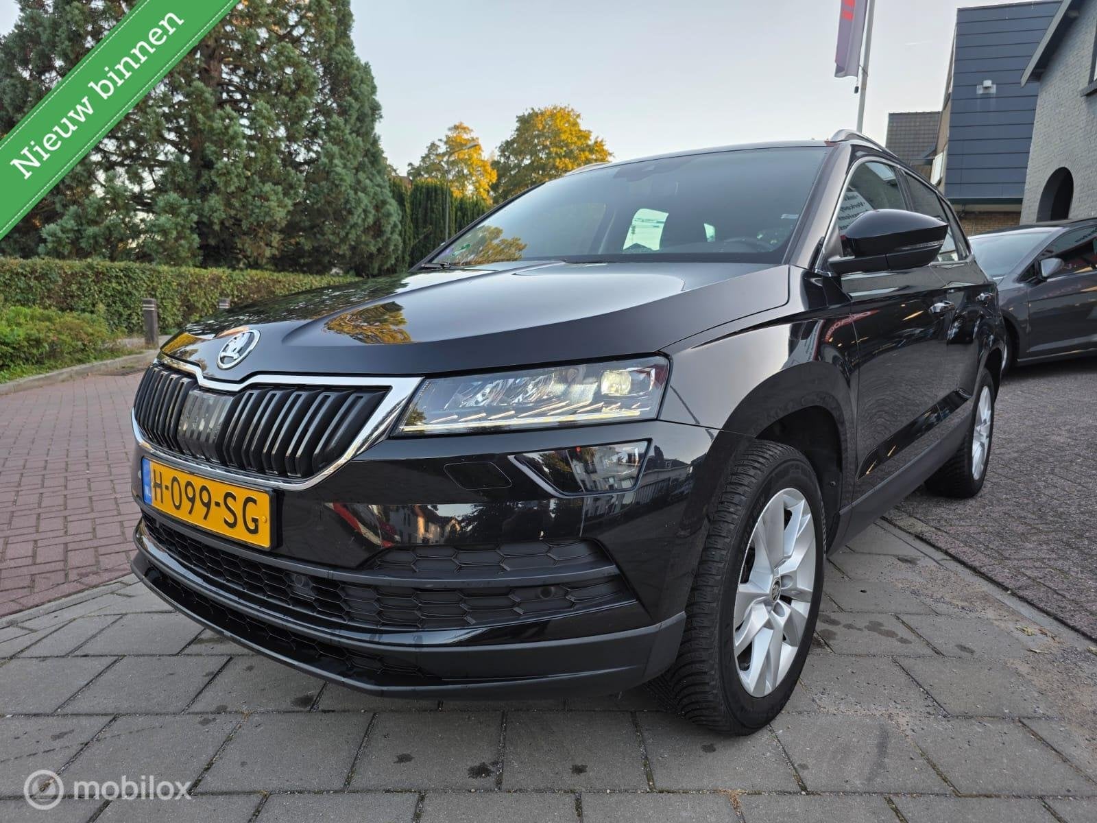 Skoda Karoq 1.5 TSI ACT Sportline Business Keyless Carplay D, Auto's, Dealer onderhouden, 4 cilinders, 150 pk, Zwart