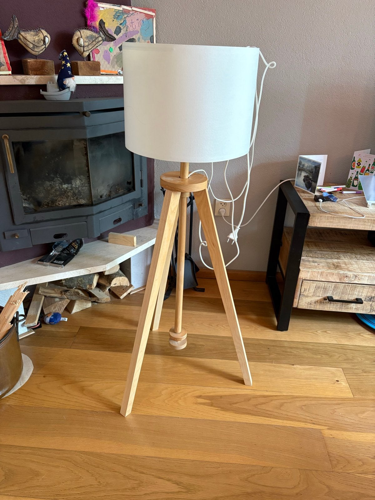 Moderne staande lamp met houten driepoot en witte kap, Ophalen, E27 (groot), Zo goed als nieuw, 150 tot 200 cm