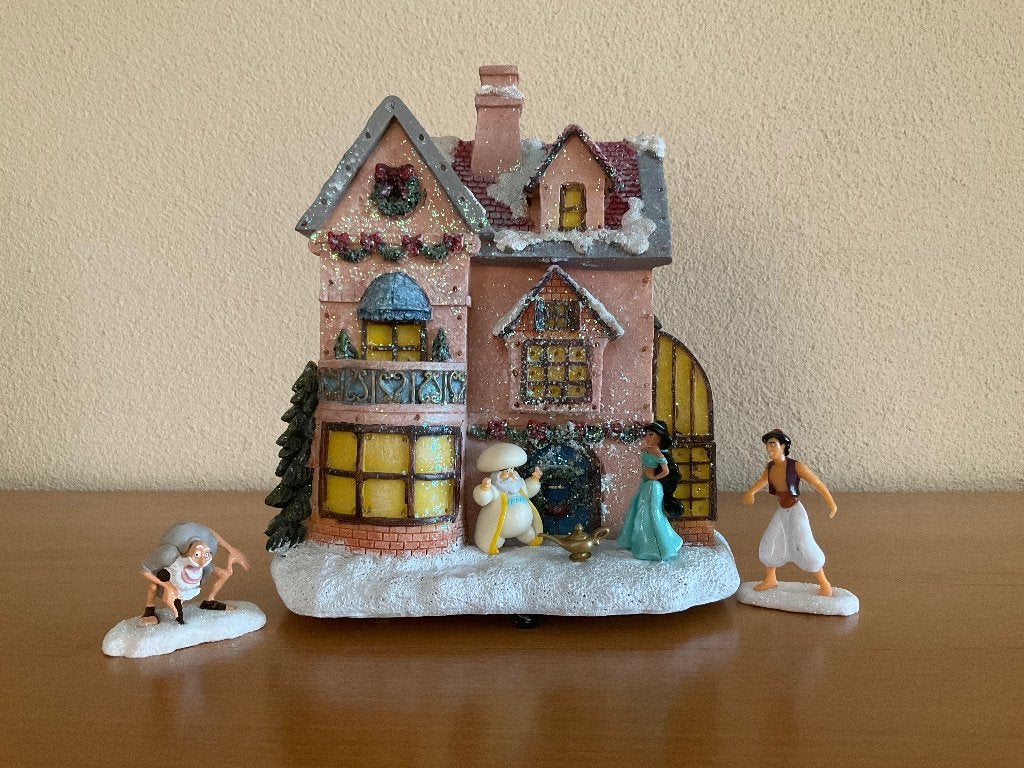 kerstdorp huis met Disney figuren uit de film Aladdin, Ophalen of Verzenden, Overige figuren, Zo goed als nieuw, Beeldje of Figuurtje