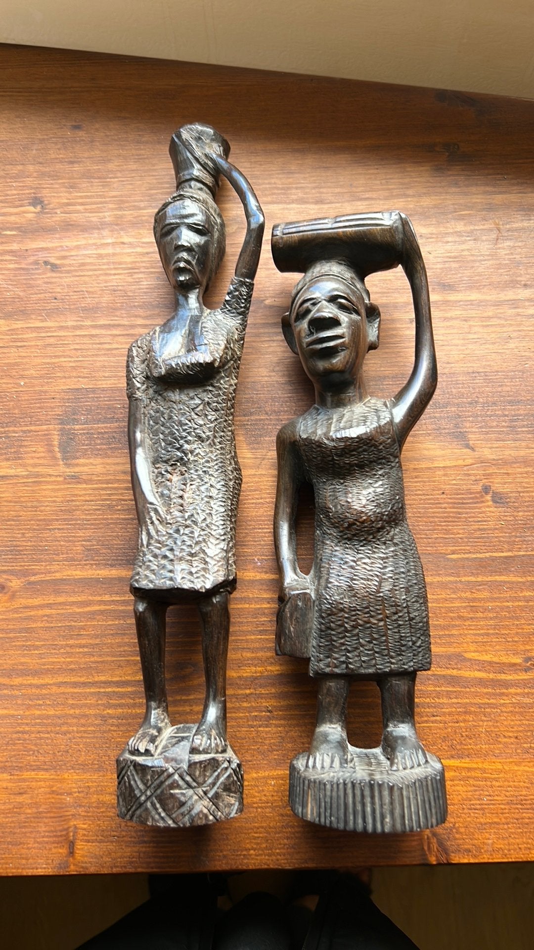Oost Afrikaanse (Makonde) houtgesneden beeldjes, Houtsnijwerk, Ophalen of Verzenden, Handgemaakt, 20 - 50 cm