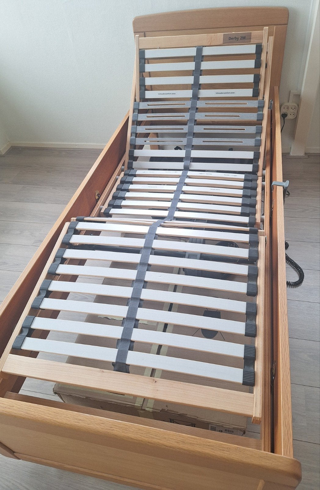 Degelijk verstelbaar electrisch (senioren)bed, Ophalen