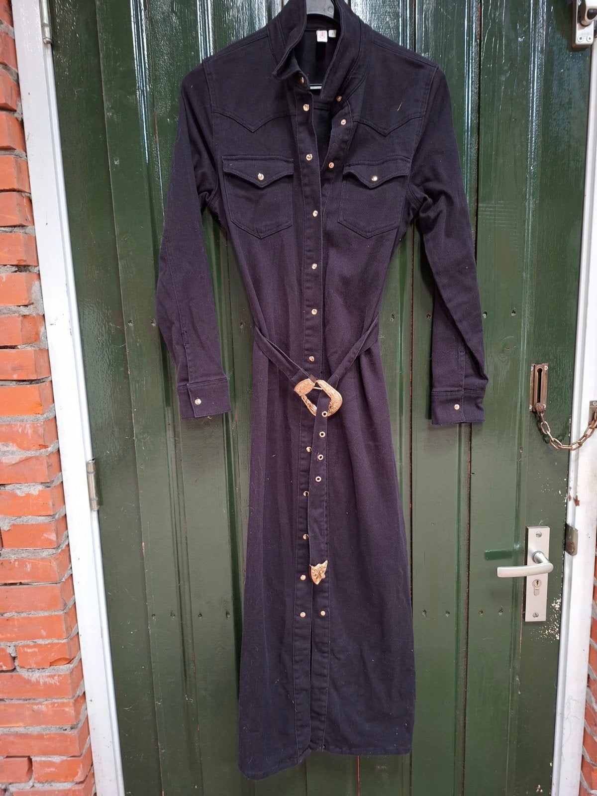 Zwarte denim jurk van Only met gouden accenten, Kleding | Dames, Jurken, Only, Zwart, Ophalen of Verzenden, Maat 36 (S)