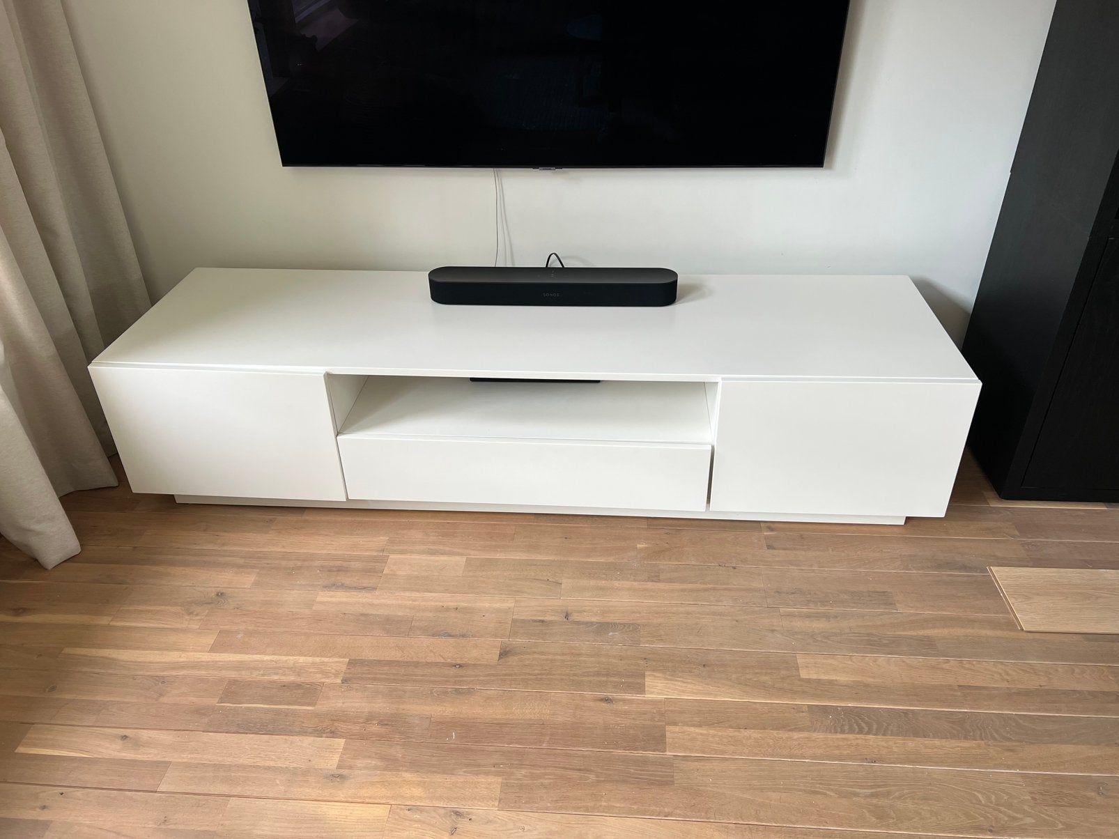 TV meubel wit inside degisn, Gebruikt, 150 tot 200 cm, Ophalen of Verzenden, Minder dan 100 cm
