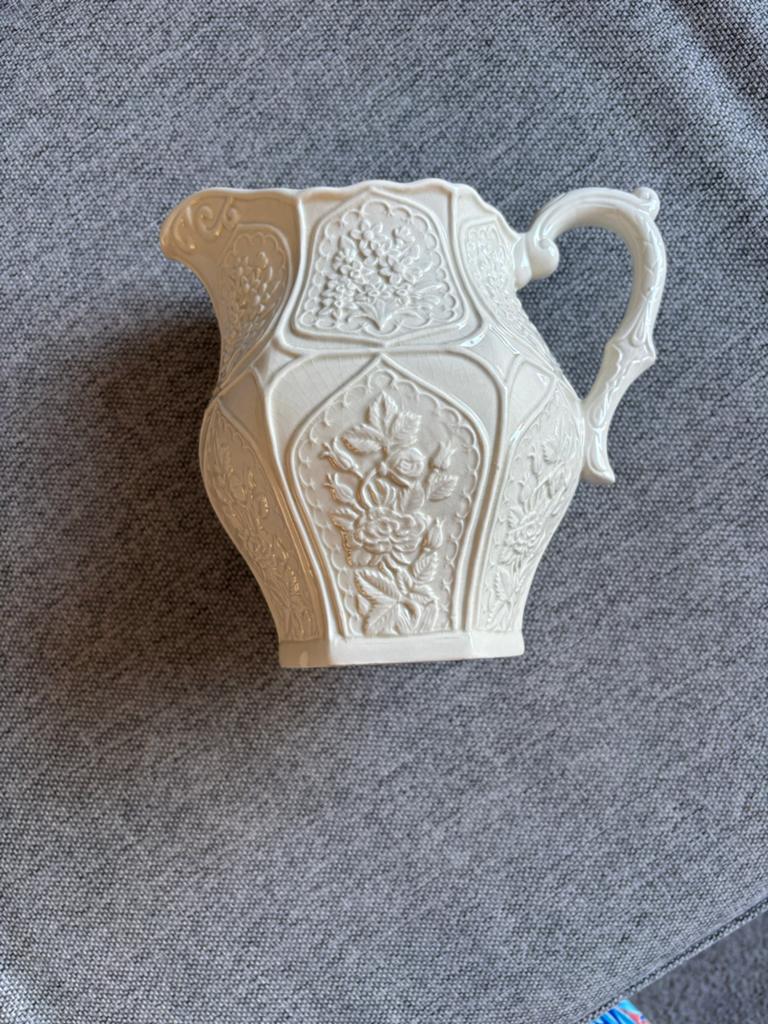 Vintage Creamware Schenkkan met Bloemenreliëf - DFCMA Portug, Antiek en Kunst, Ophalen of Verzenden