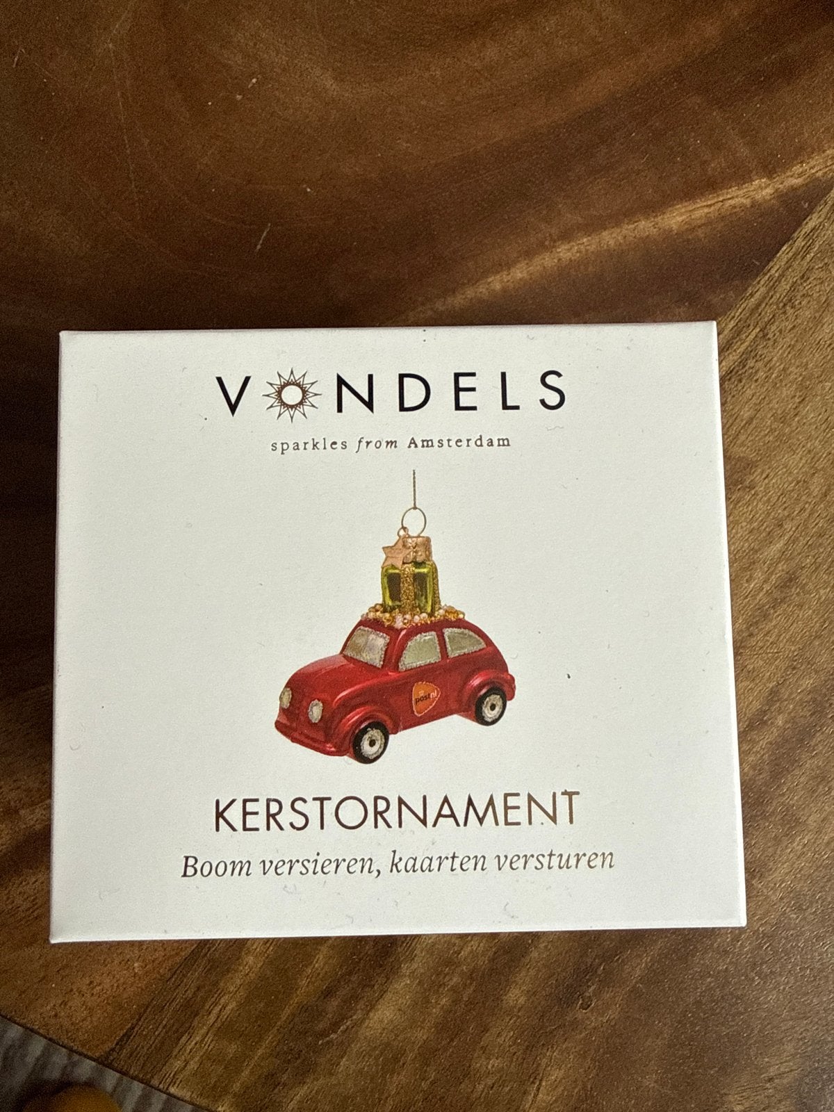 Vondels kerstornament – rood autootje met cadeautjes –, Diversen, Ophalen of Verzenden