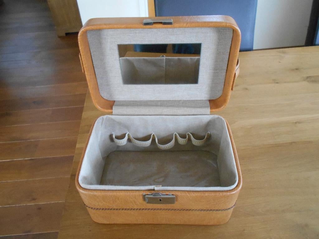 Beautycase, Bruin, Met slot, Ophalen of Verzenden, Zo goed als nieuw