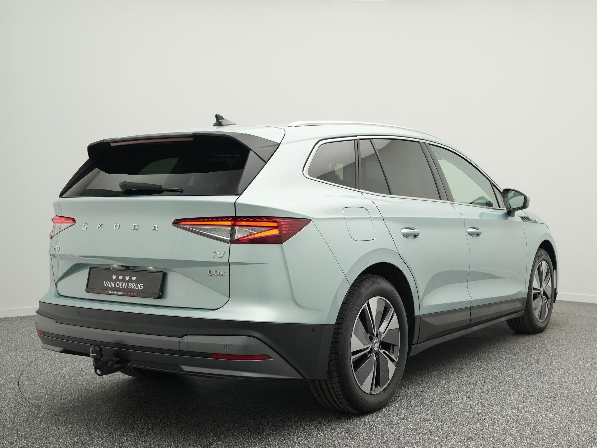 Skoda Enyaq iV 80X | Warmtepomp | Trekhaak | Camera | Leder, Auto's, Automaat, 2095 kg, Gebruikt, Leder en Stof