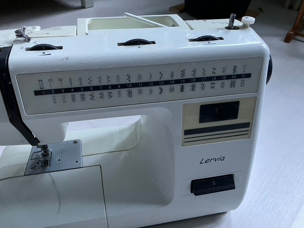 Lervia Naaimachine nagenoeg ongebruikt. In originele doos. , Ophalen of Verzenden, Zo goed als nieuw, Naaimachine, Overige merken