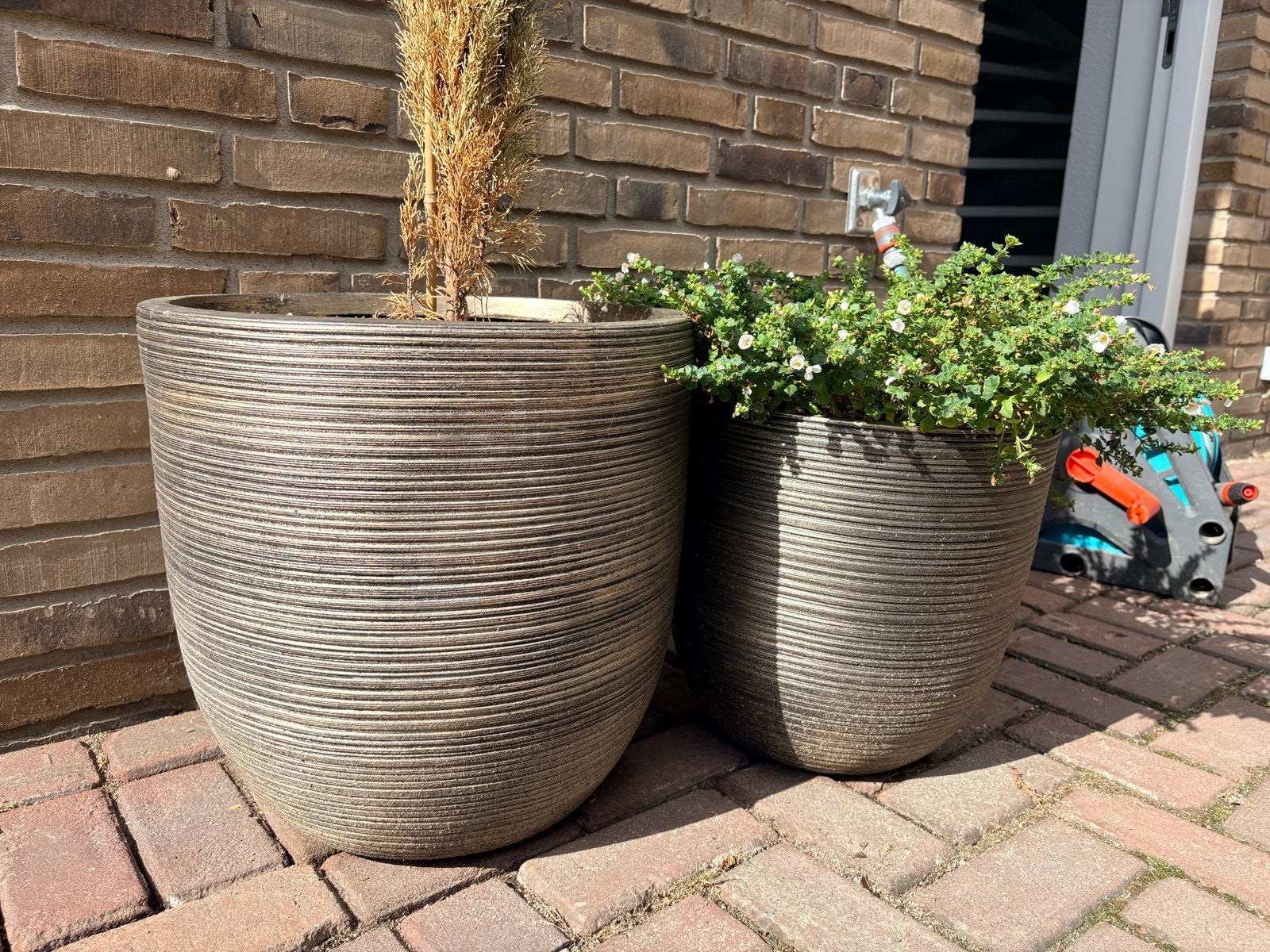 Set van 2 nagenoeg nieuwe plantenbakken, grijs/bruin, Tuin en Terras, Bloembakken en Plantenbakken, Ophalen, Gebruikt, Balkon