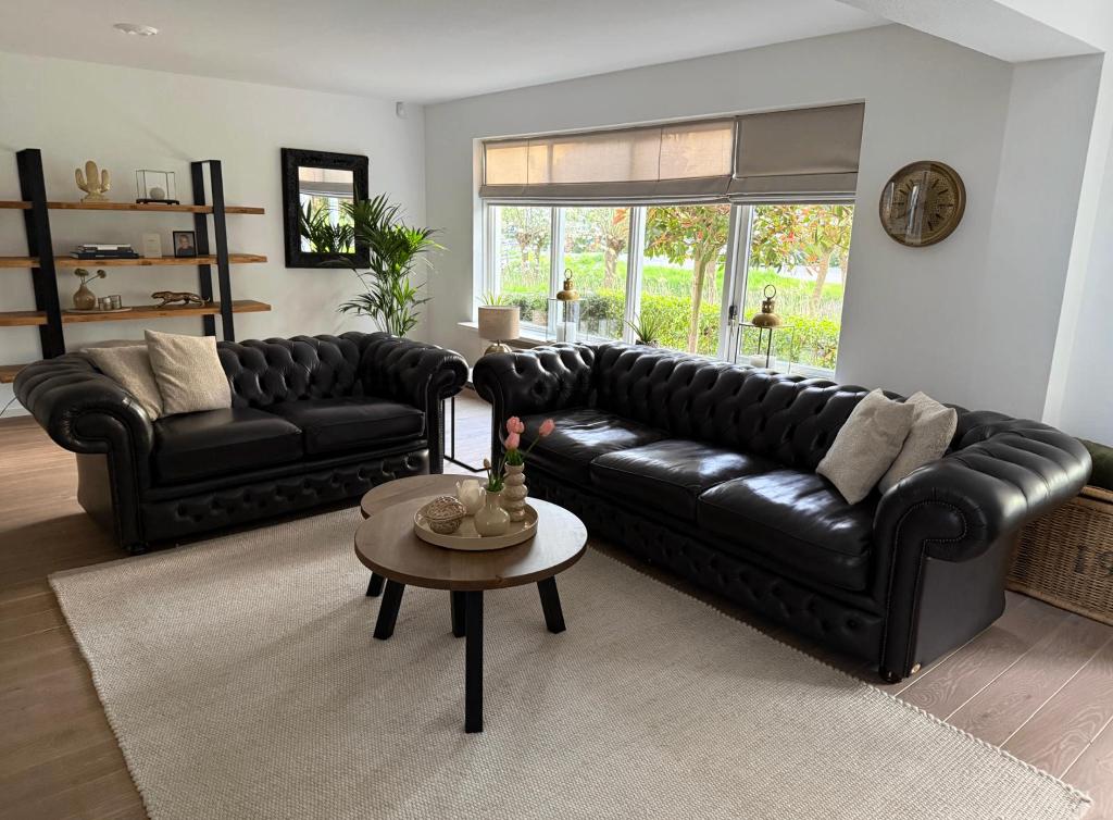 Exclusieve Chesterfield set, Huis en Inrichting, Banken | Bankstellen, 250 tot 300 cm, Gebruikt, Leer, Springvale