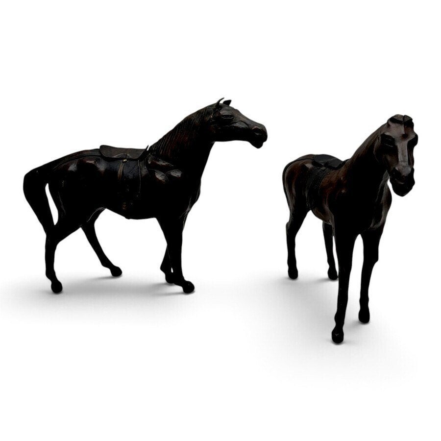 Twee 20e eeuwse lederen paardensculturen, met zadel, Antiek en Kunst, Ophalen of Verzenden, Zoogdier, 20 - 50 cm, Beeld