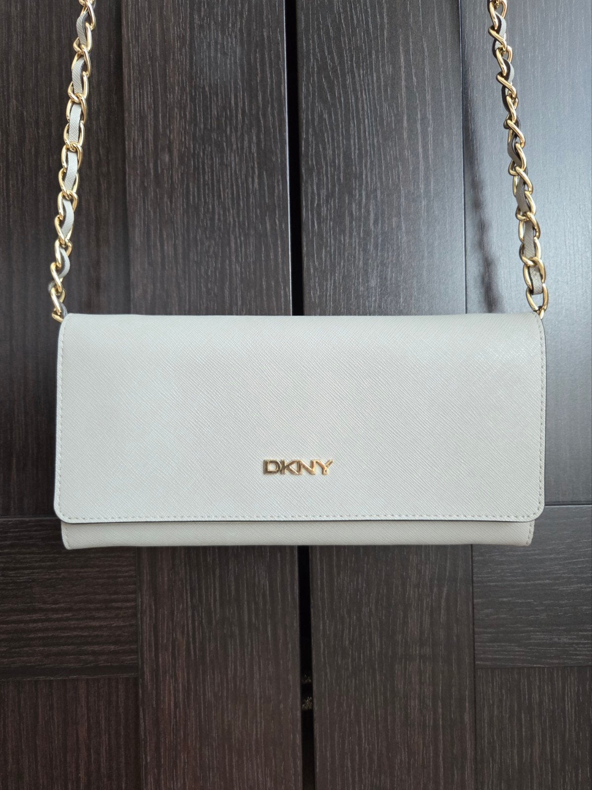 DKNY Grijze Clutch Portemonnee met Gouden Kettingstrap, Ophalen of Verzenden, Zo goed als nieuw, Grijs, Schoudertasje