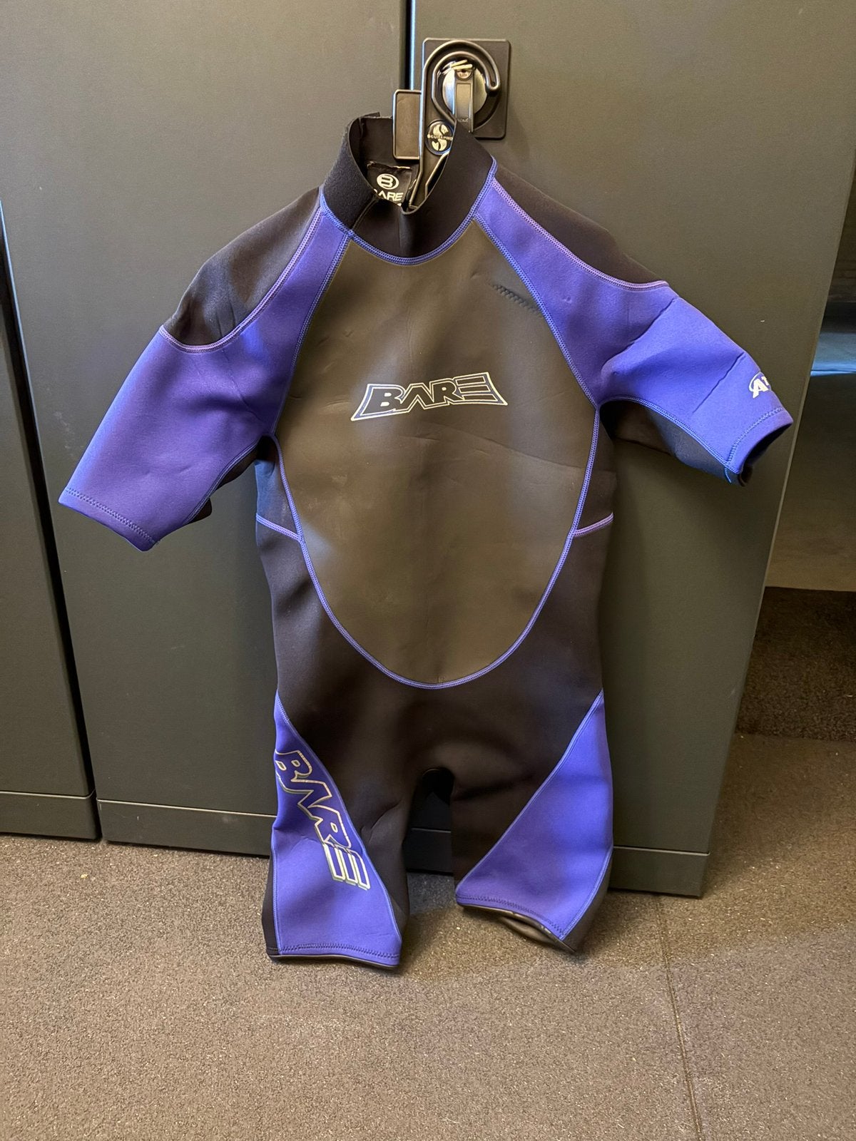 BARE Attack Shorty 2 mm ML/MG – duikpak / wetsuit, Watersport en Boten, Ophalen, Zo goed als nieuw, Wetsuit
