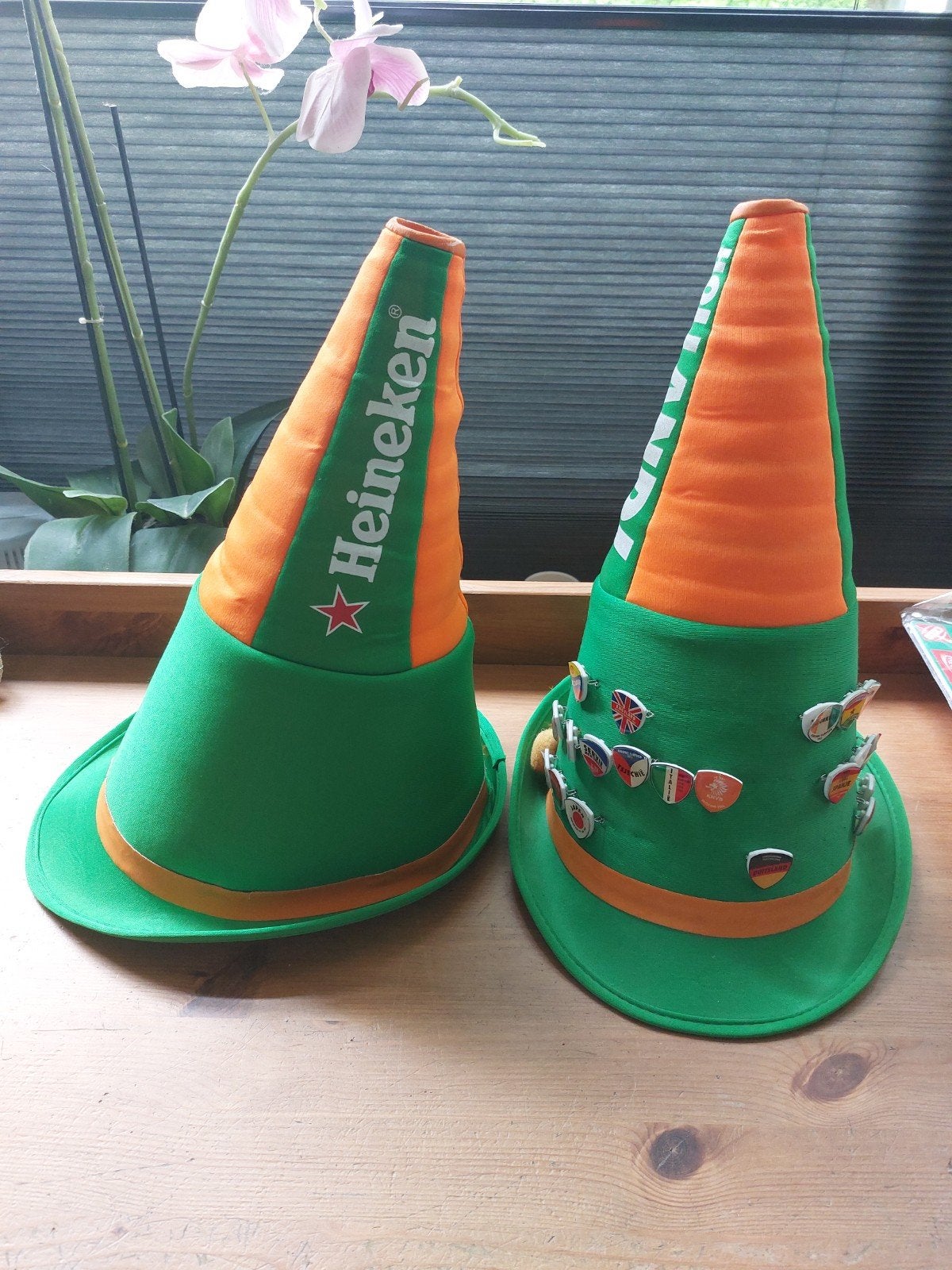 2x Heineken toeterhoed met speldjes WK voetbal, Ophalen of Verzenden, Gebruikt