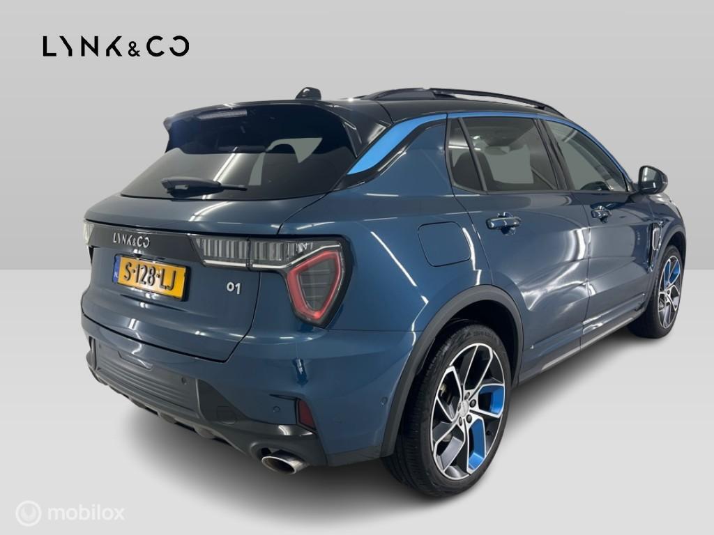 Lynk & Co 01 - 1.5 261pk PHEV 7DCTH | 2023| PanoramaDak | 36, 1800 kg, Euro 6, Blauw, 120 €/maand