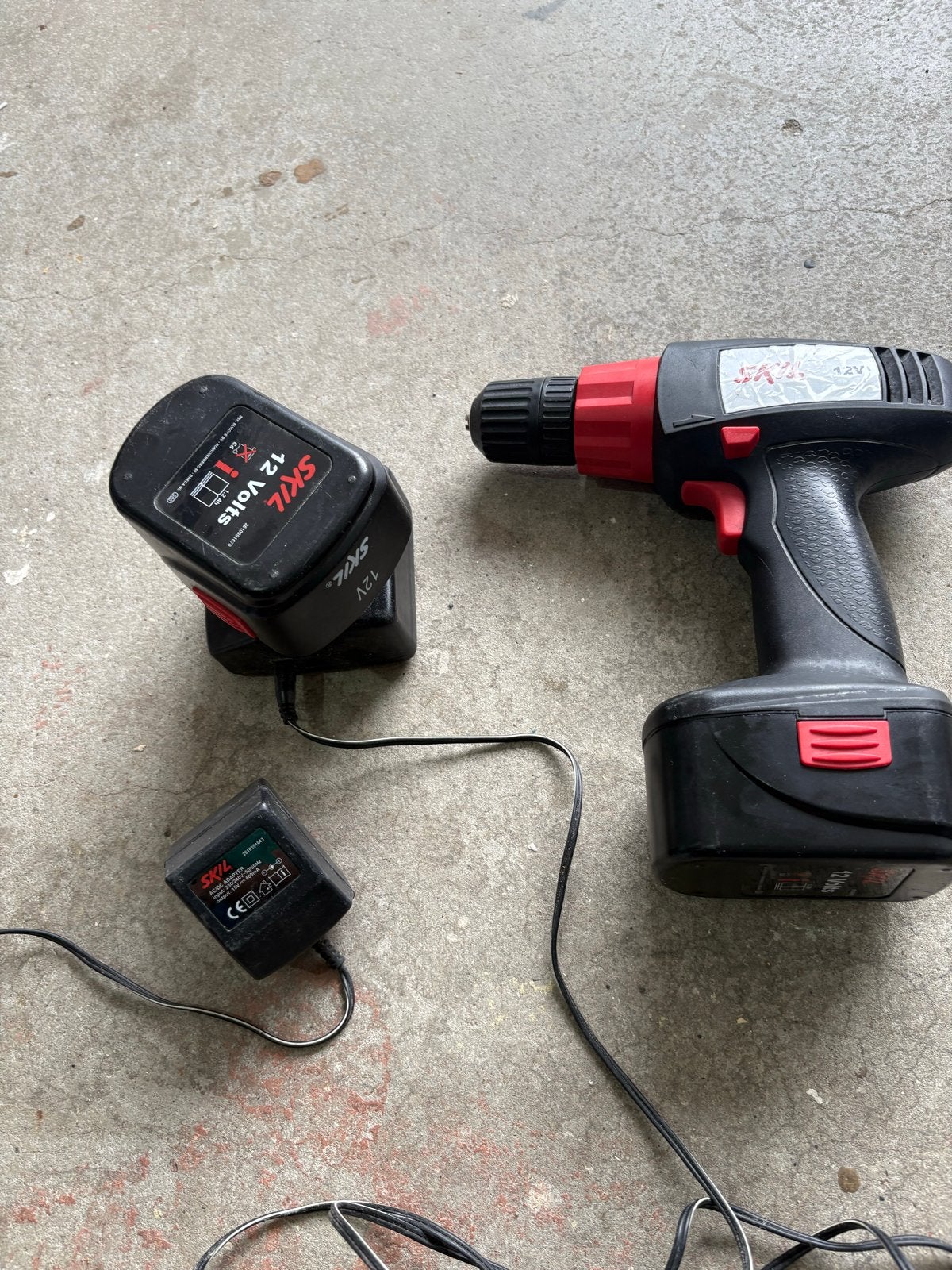 SKIL 12V Boormachine met 2 Accu en Oplader, Boormachine, Gebruikt, Variabele snelheid, Ophalen of Verzenden