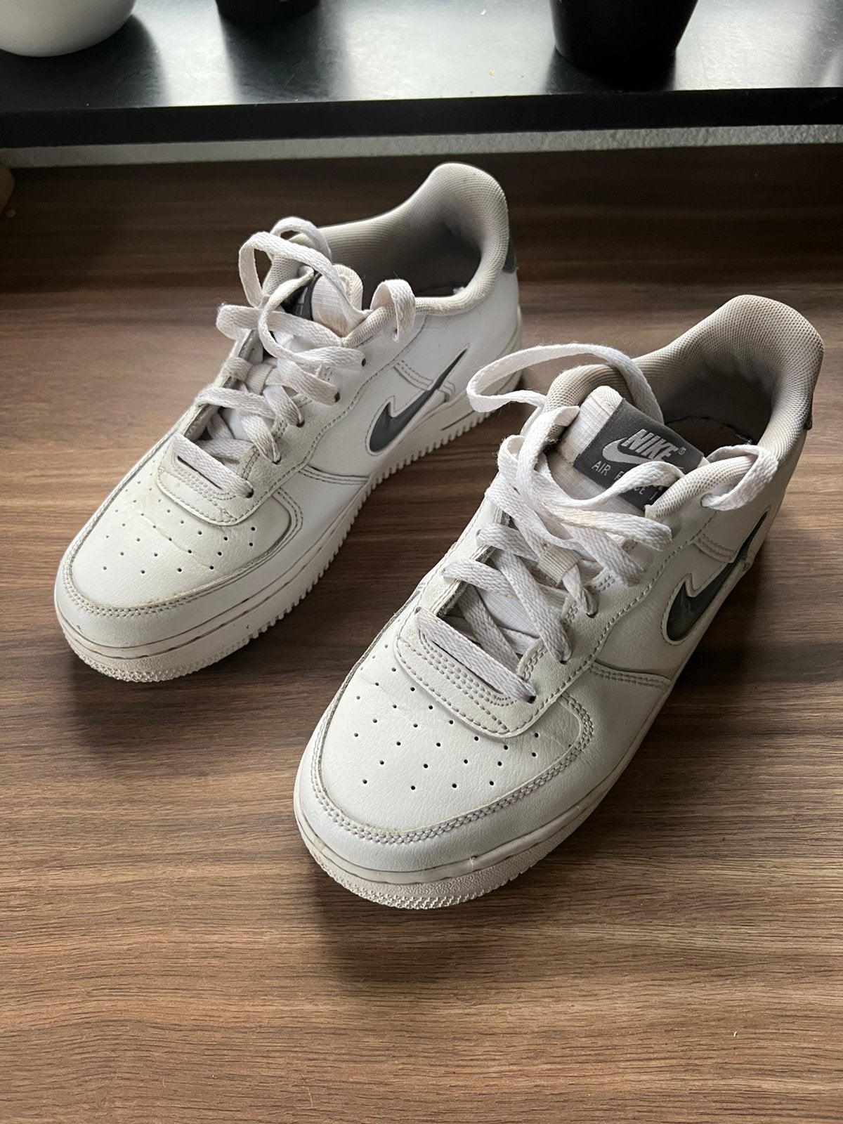 Nike airforce 38 en 38.5 wit en zwart, Ophalen of Verzenden, Zo goed als nieuw, Jongen of Meisje, Sportschoenen
