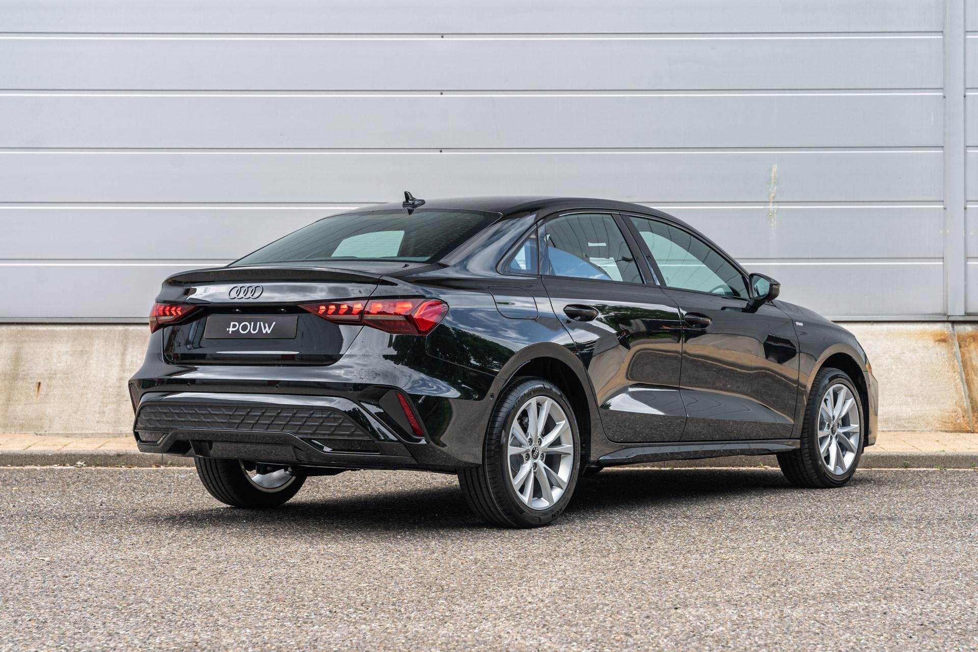 Audi A3 Limousine 30 TFSI 116pk S edition | Stoelverwarming, Auto's, 12 maanden, 1498 cc, 4 cilinders, Zwart