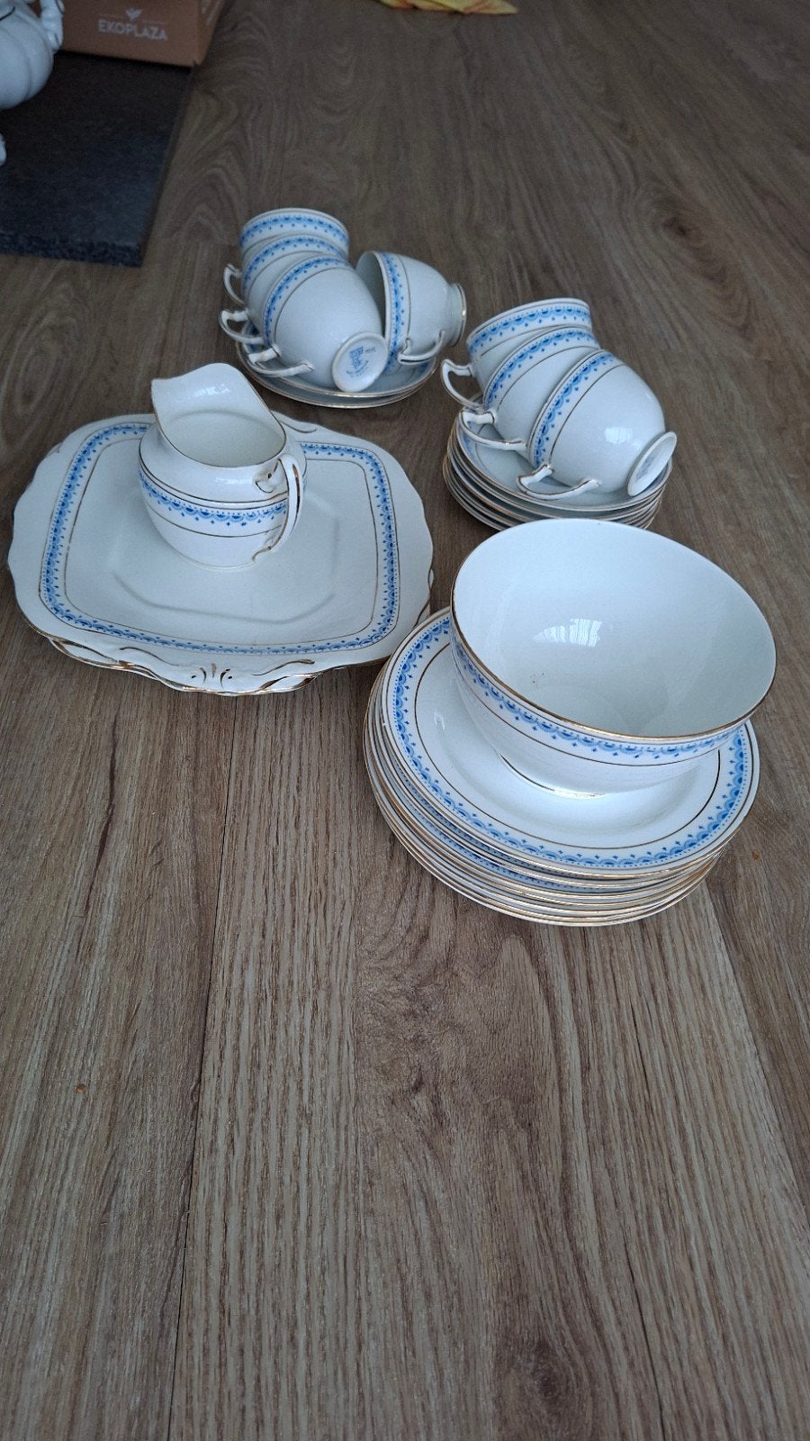 Vintage Servies Set - Wit met Blauw/Goud en Wit met Zilver, Antiek en Kunst, Ophalen of Verzenden