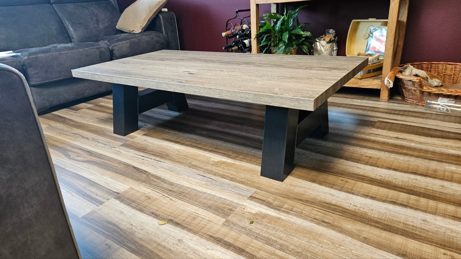 Stijlvolle salontafel met houtlook blad, 100 tot 150 cm, Modern, Industrieel, 50 tot 100 cm, Zo goed als nieuw