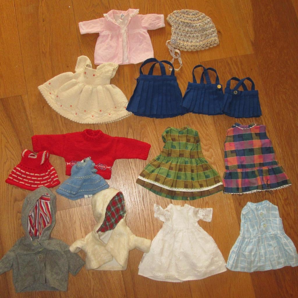15x vintage poppenkleertjes handgemaakt bruidsjurk pop, Ophalen of Verzenden, Zo goed als nieuw, Pop