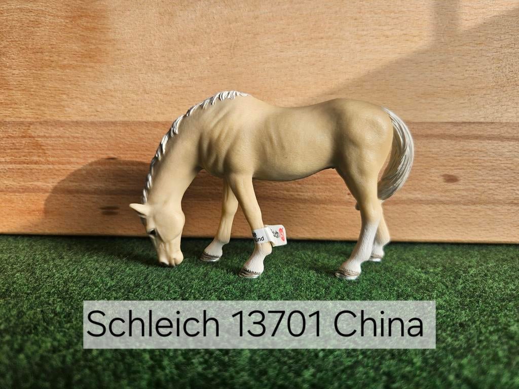 Schleich 13701 Akhal Teke merrie met vaantje uit 2012, Ophalen of Verzenden, Zo goed als nieuw, Paard, Beeldje of Figuurtje