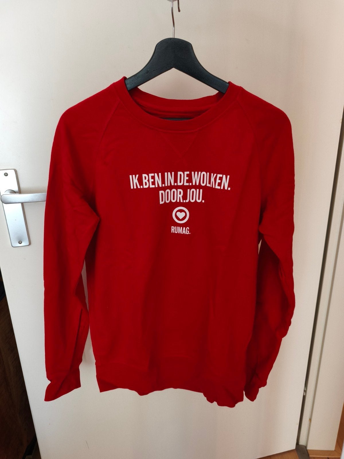 Rode trui met opdruk 'IK.BEN.IN.DE.WOLKEN. DOOR.JOU.', Ophalen of Verzenden, Zo goed als nieuw, Maat 36 (S), Rood