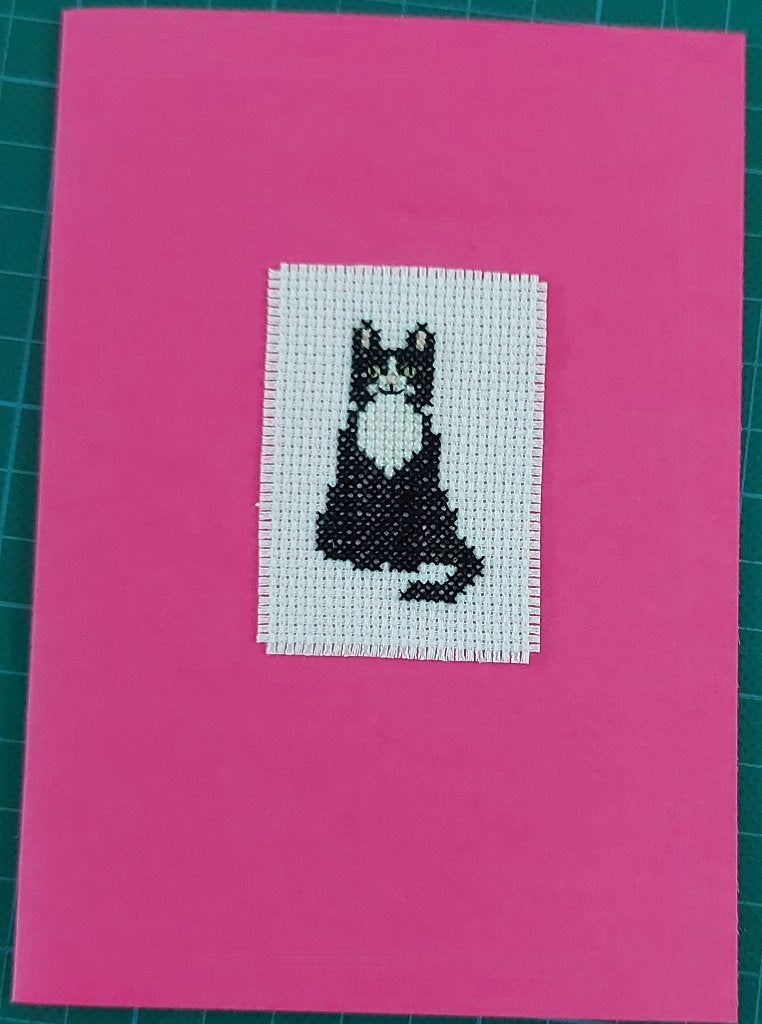 kaart met geborduurde kat Pinkie (1730), Hobby en Vrije tijd, Kaarten | Zelfgemaakt, Ophalen of Verzenden, Nieuw, Dieren