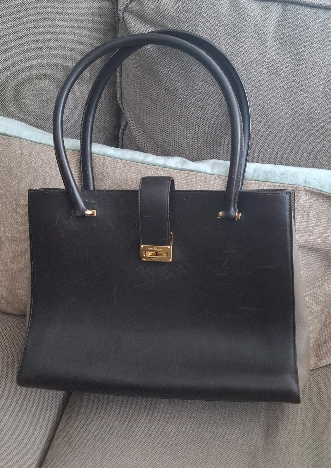 Salvatore ferragamo tas, Ophalen