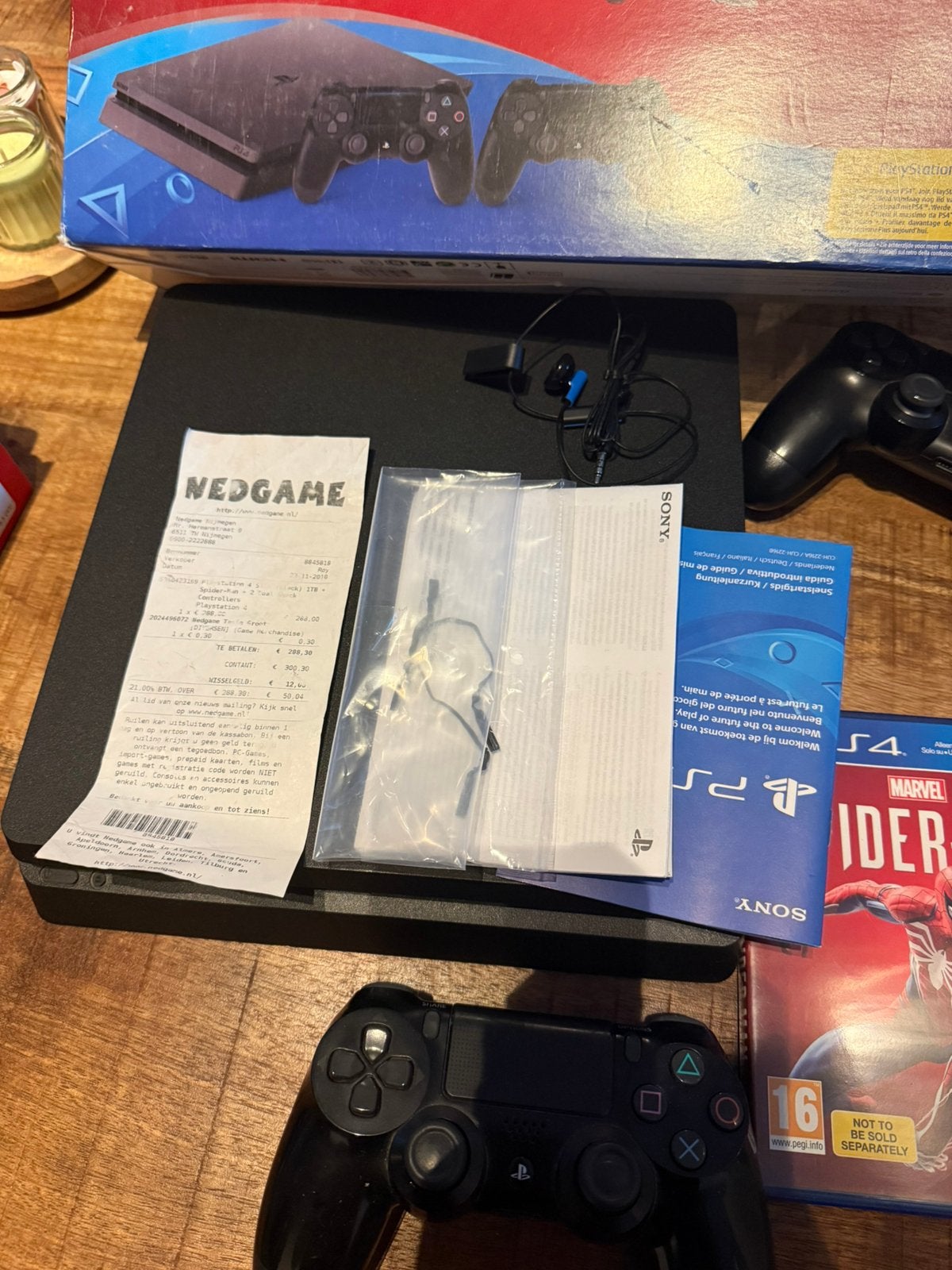 Foto 3 van Boxed PS4 spider man 2 controller bundle