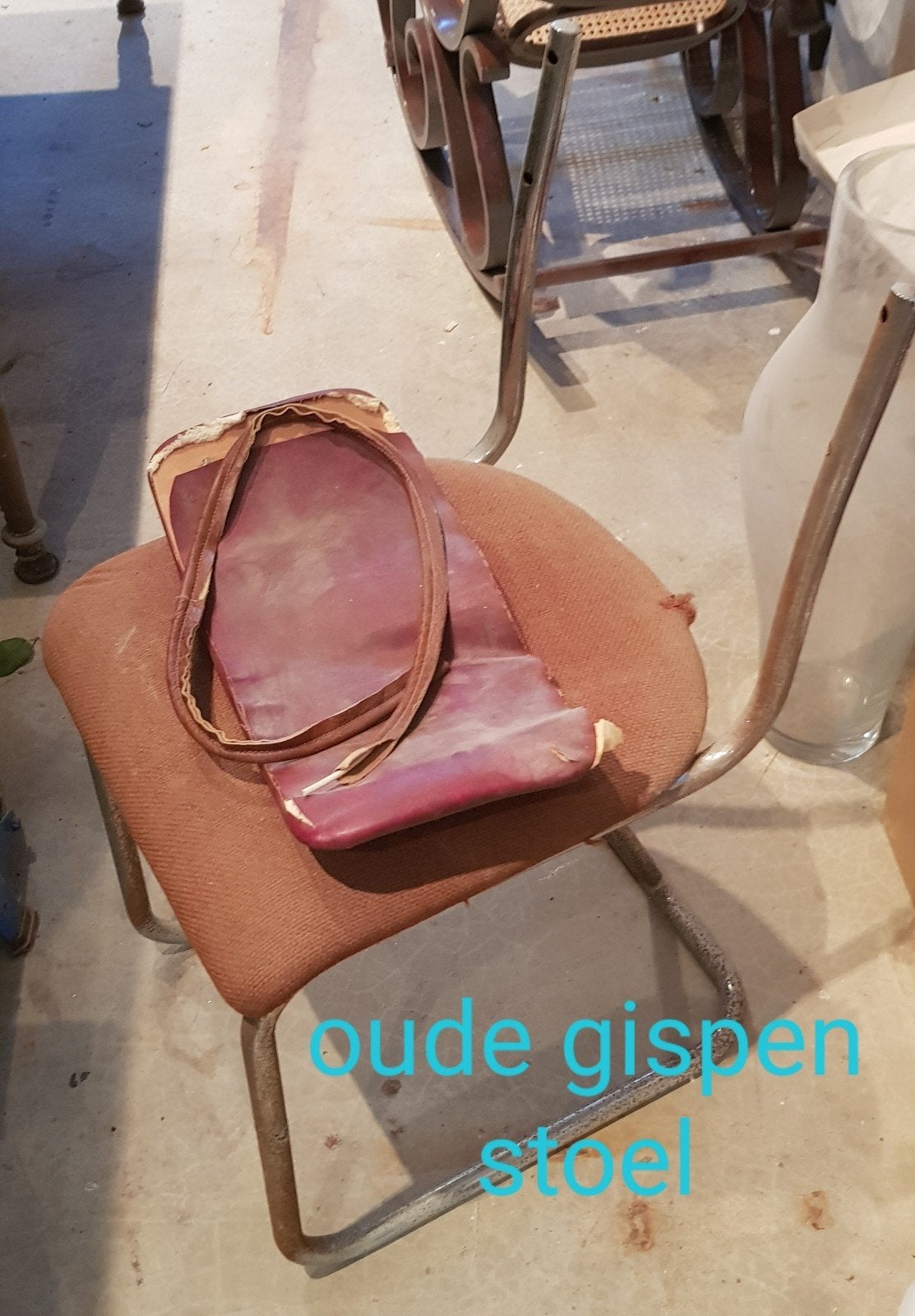 hele oude gispen stoel, Ophalen