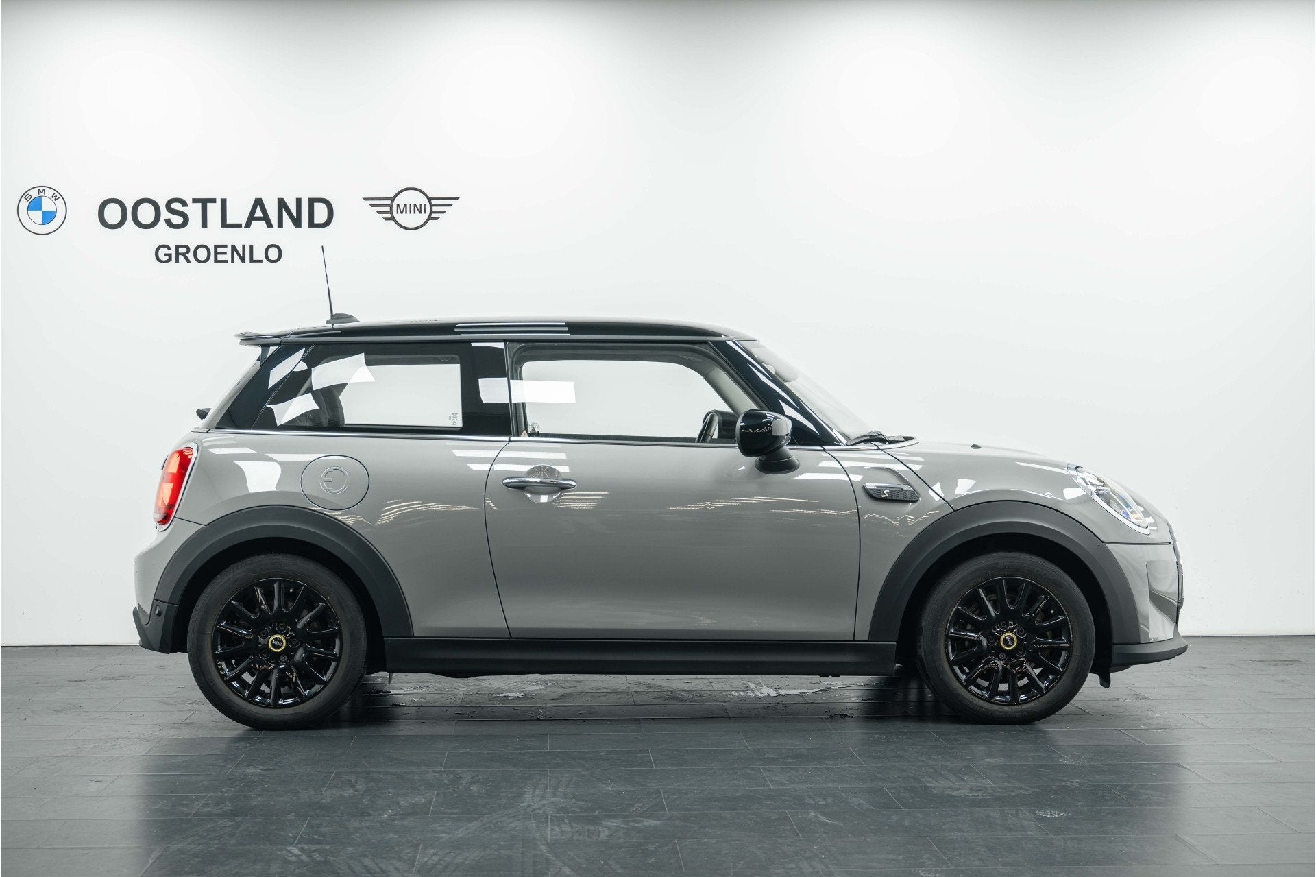 MINI Electric Classic / Sportstoelen / LED / Navigatie / Dri, Auto's, Dealer onderhouden, Met garantie (alle), 4 stoelen, Leder en Stof