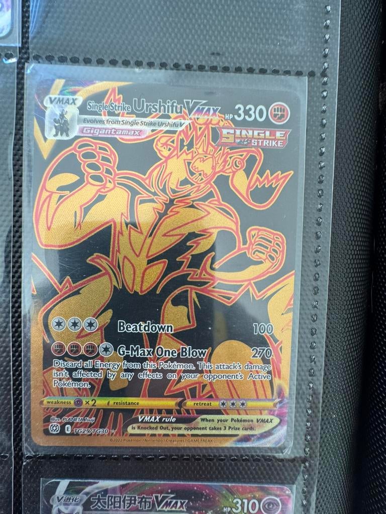 Single strike Urshifu Vmax tg29/tg30 Brilliant stars, Ophalen of Verzenden, Zo goed als nieuw