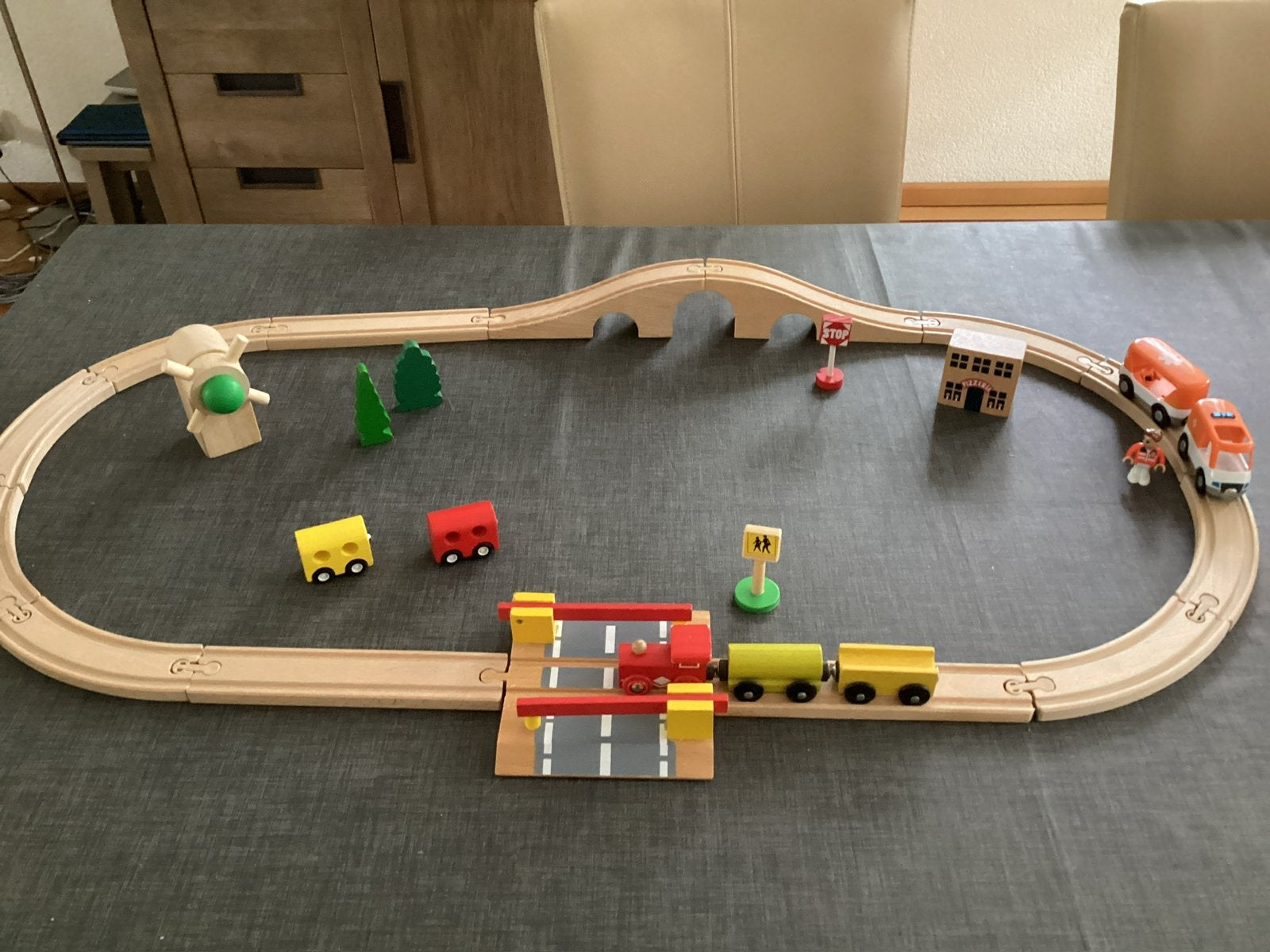 Houten treinbaan met molen treintjes, spoorwegovergang e.d., Ophalen of Verzenden, Zo goed als nieuw