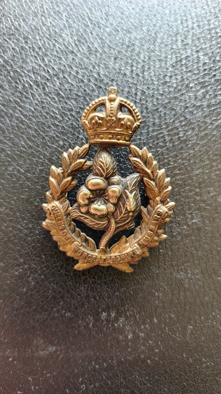 Originele WW2 capbadge Queens Own Worcestershire Hussars, Verzamelen, Militaria | Tweede Wereldoorlog, Ophalen of Verzenden, Landmacht