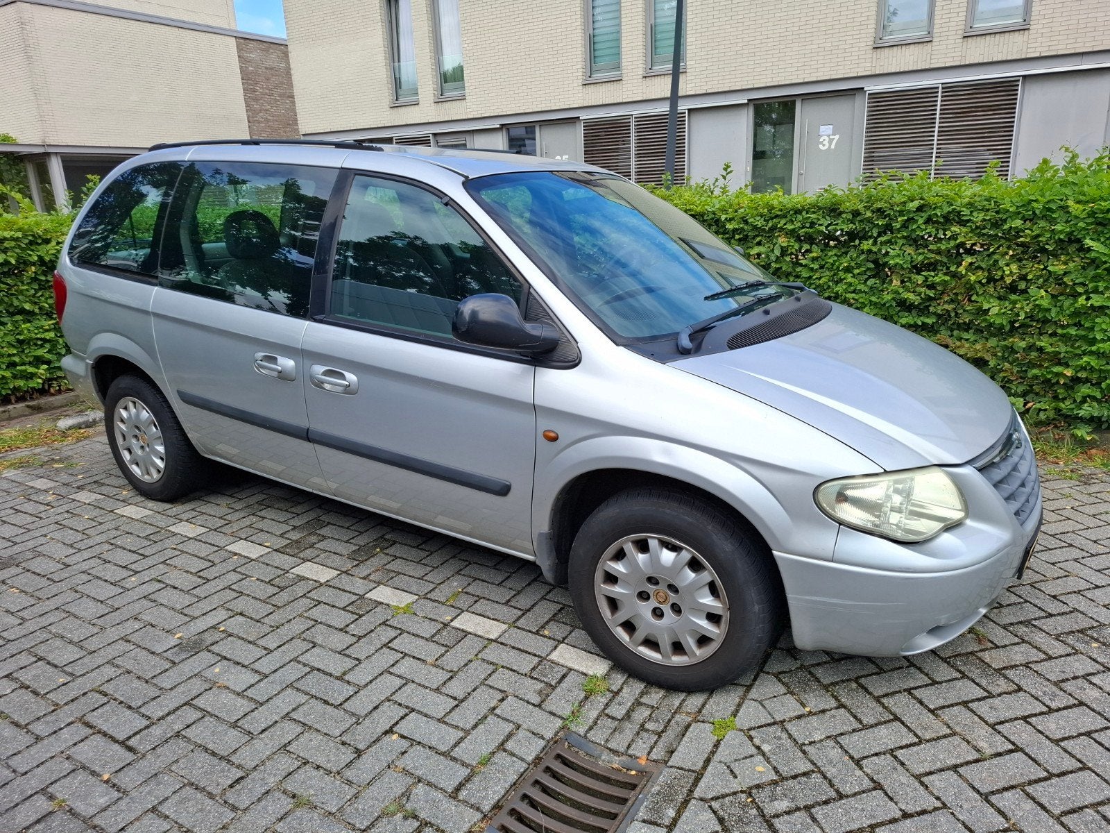 BIEDEN Chrysler Voyager 3.3 I AUT 2005 Grijs, Auto's, Chrysler, 3301 cc, 450 kg, 120 €/maand, Origineel Nederlands