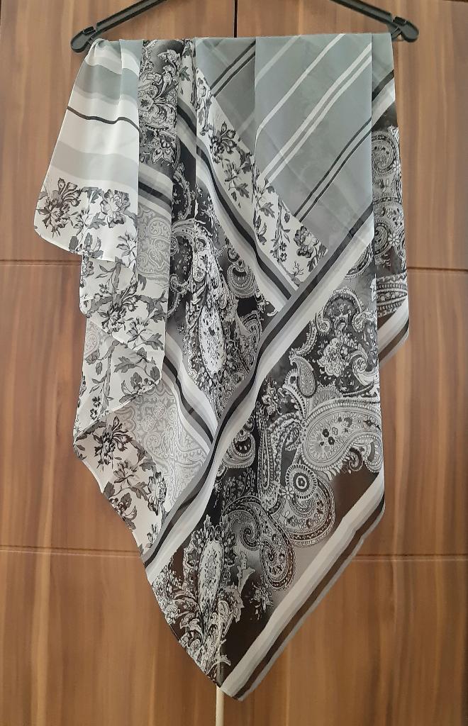 Dames sjaal van chiffon met mooie print., Kleding | Dames, Mutsen, Sjaals en Handschoenen, Zara, Maat 46/48 (XL) of groter, Ophalen of Verzenden