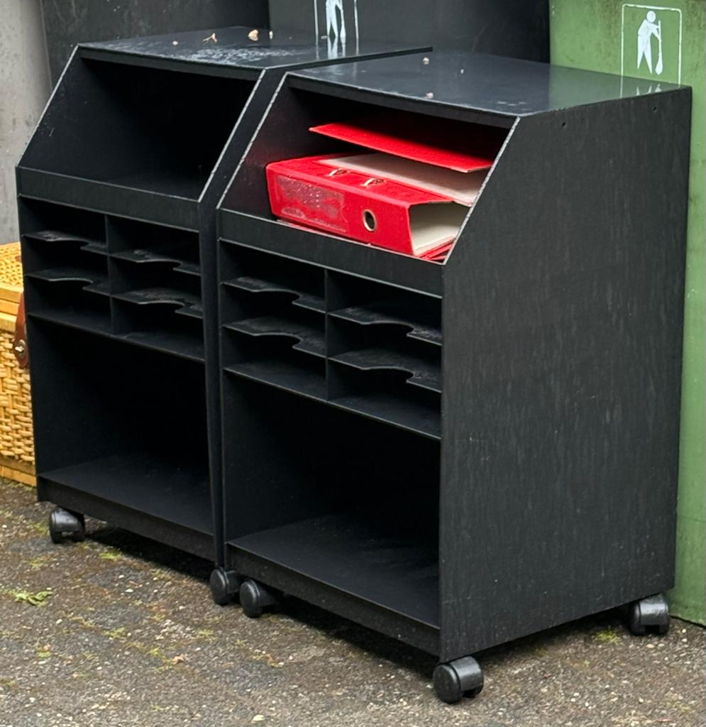 2 full kunststof Trolley’s, Ophalen