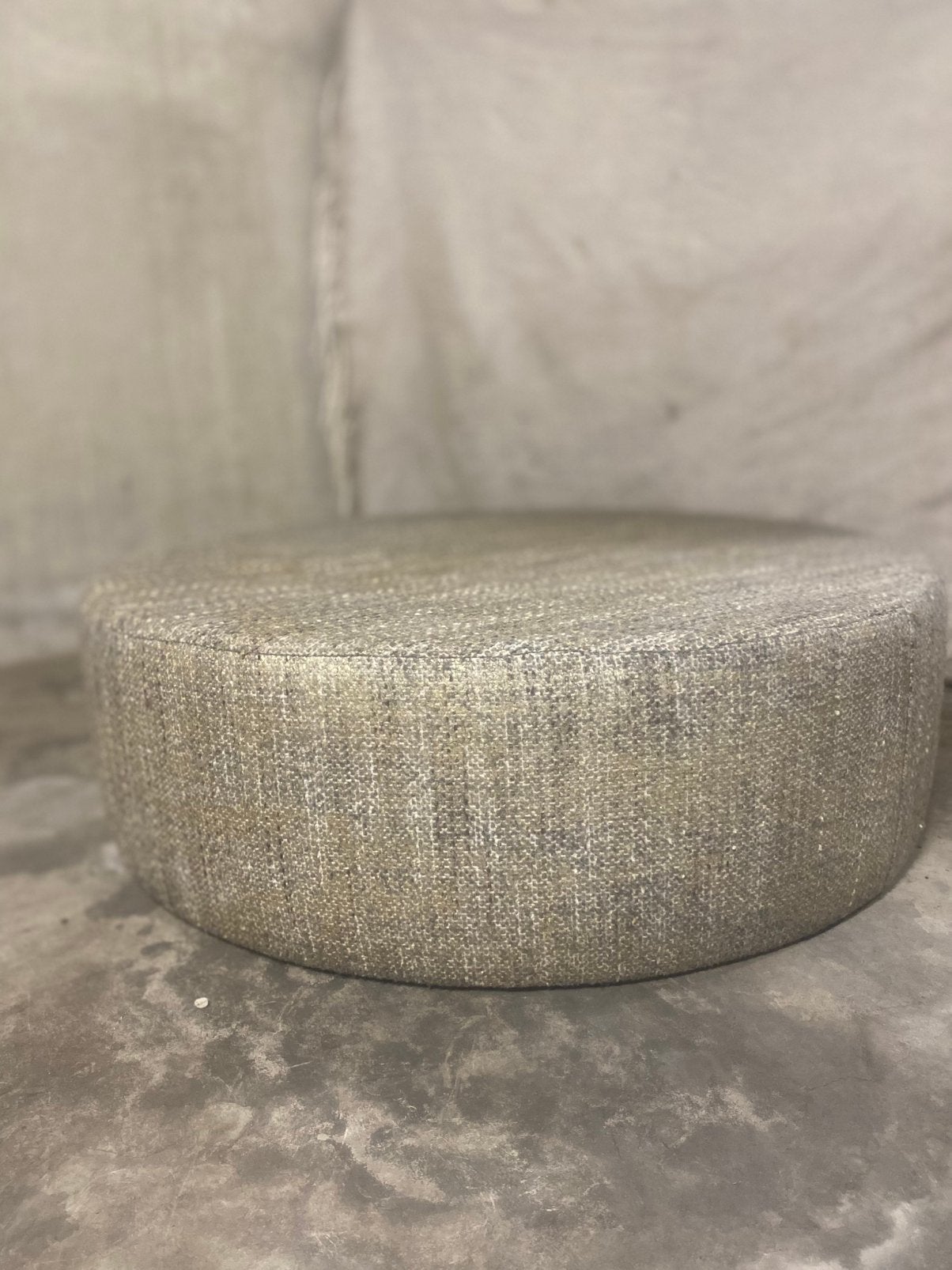 Beige poef, Ophalen of Verzenden, Zo goed als nieuw, Rond, Minder dan 50 cm