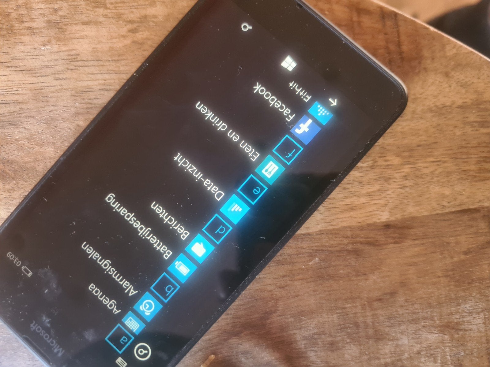 Microsoft telefoon met oplader 20 euro, Ophalen