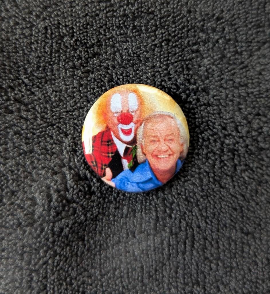 Bassie en Adriaan – 25 mm button – Rood/Blauw/Wit, Verzamelen, Ophalen of Verzenden, Nieuw, Tv, Gebruiksvoorwerp