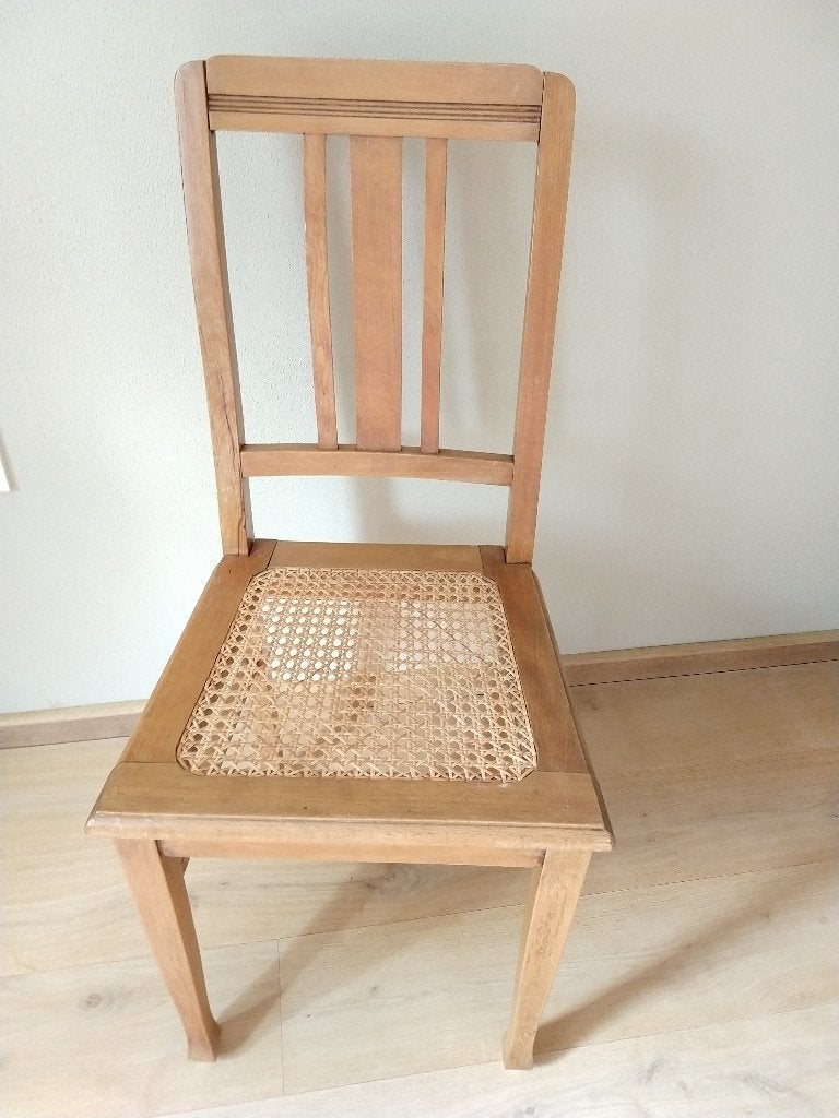 Stoel eikenhout met nieuwe vlechtwerk zitting. Stoeltje is i, Ophalen, Bruin, Hout, Zo goed als nieuw