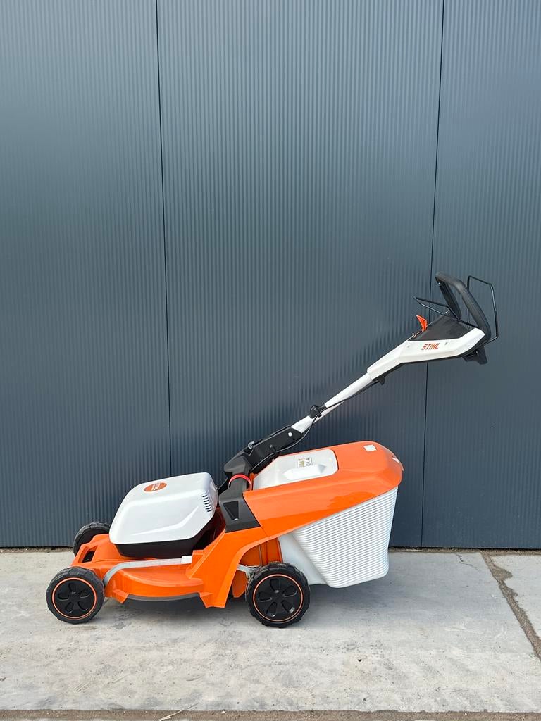 Stihl RMA 448 V Accu Grasmaaier - Zelfrijdend, Tuin en Terras, Grasmaaiers, Gebruikt, Accu-grasmaaier, 40 t/m 49 cm, Cirkelmaaier